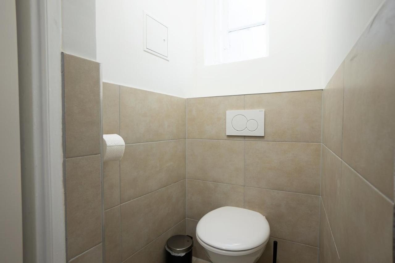 Spacious Cosy With A Balcony And A King-size Bed 15 Minutes Away From Stephansdom Vienna