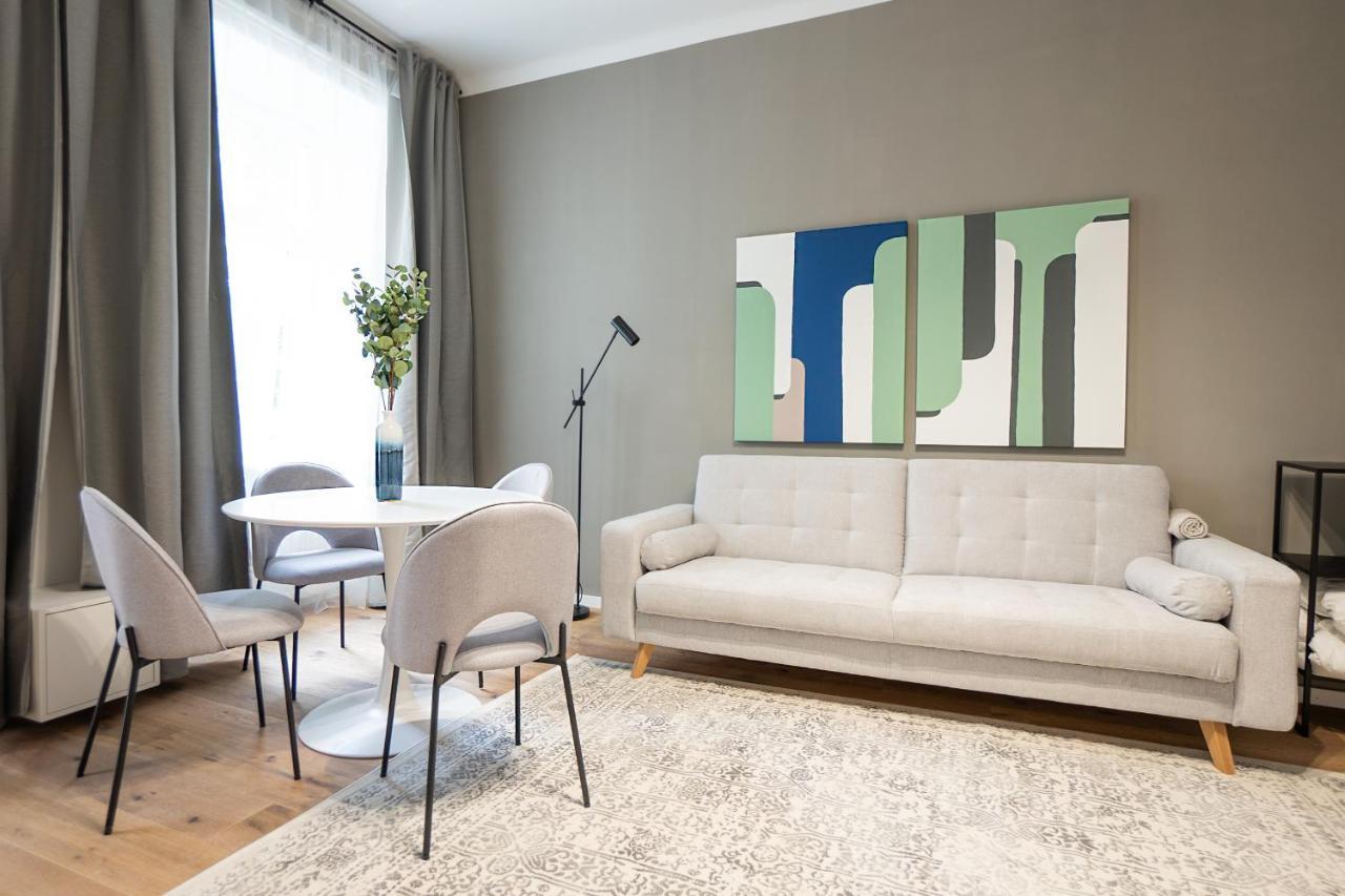 Spacious Cosy With A Balcony And A King-size Bed 15 Minutes Away From Stephansdom Apartment Vienna