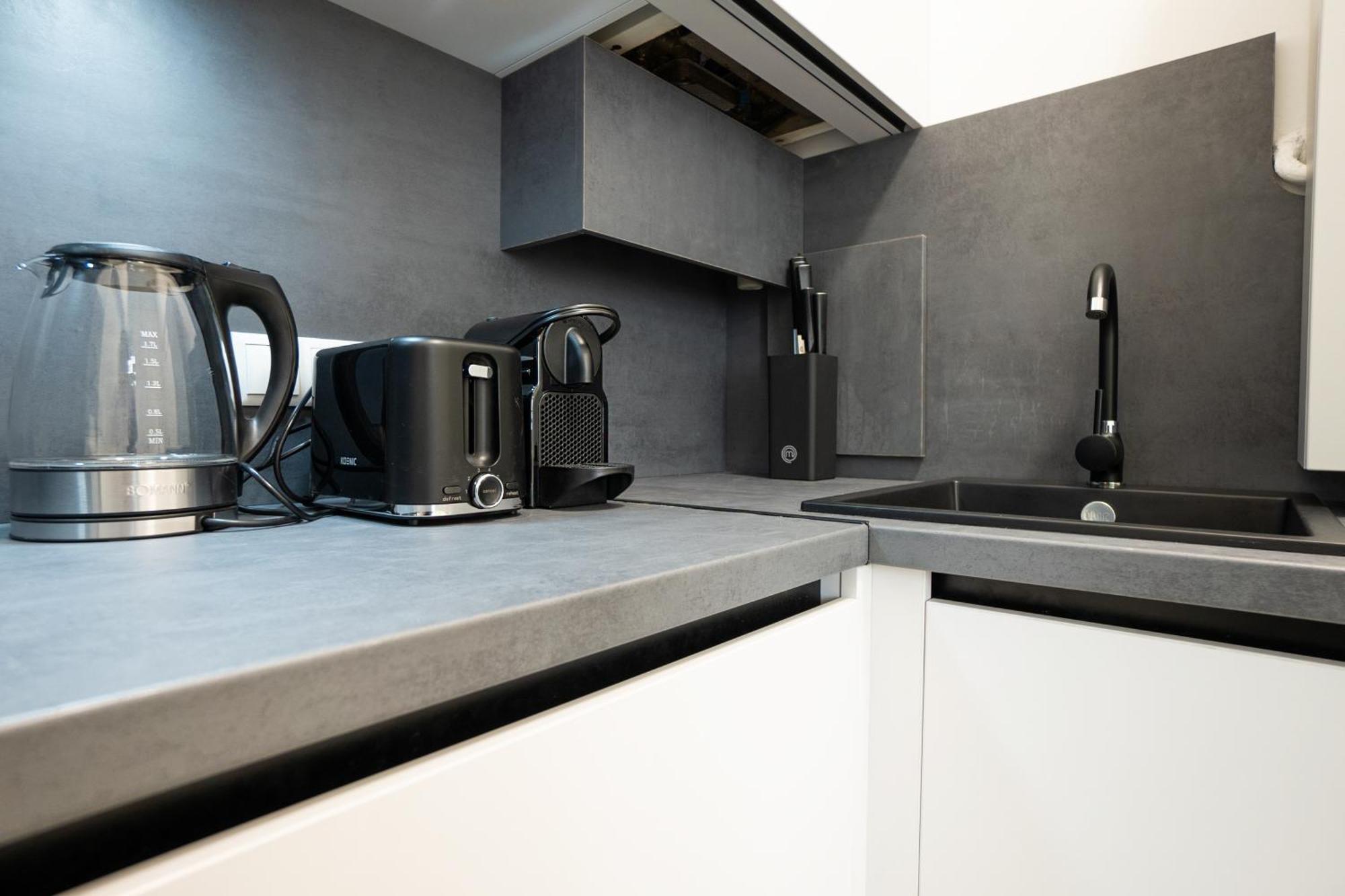 Spacious Cosy With A Balcony And A King-size Bed 15 Minutes Away From Stephansdom * Vienna
