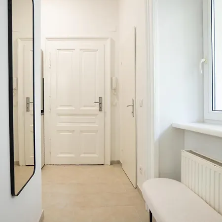 Spacious Cosy Apartment With A Balcony And A King-Size Bed 15 Minutes Away From Stephansdom Vienna Exterior photo
