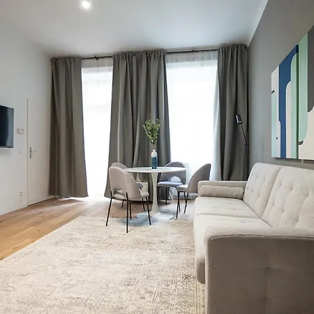 Spacious Cosy Apartment With A Balcony And A King-Size Bed 15 Minutes Away From Stephansdom Vienna Exterior photo